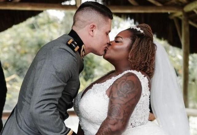 Jojo Todynho beijando Lucas Souza durante o casamento dos dois