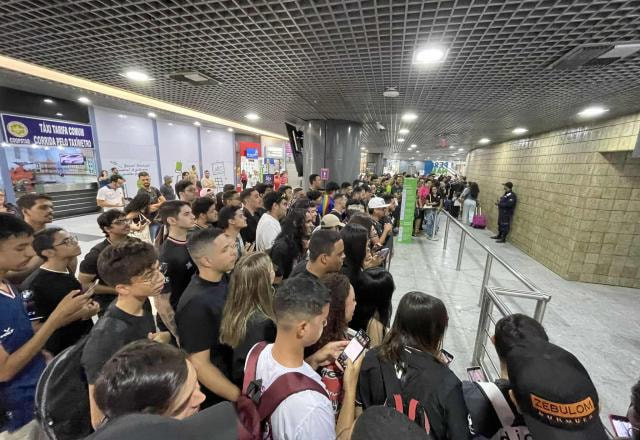 Torcidas de paiN e LOUD aguardam equipes no aeroporto de Recife