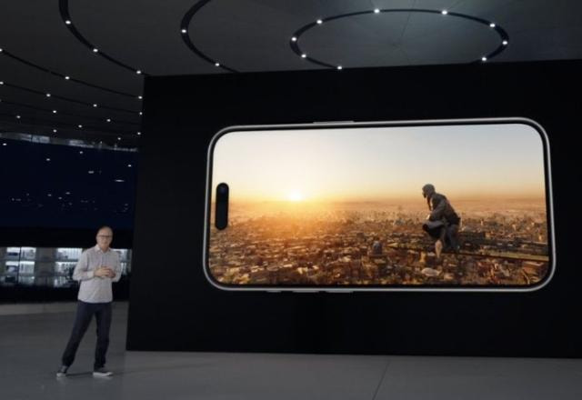 Imagem promocional de Assassin's Creed Mirage rodando no iPhone 15 Pro
