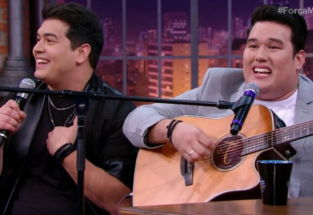 Lucas Akira e Fábio no palco do The Noite.