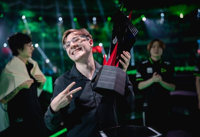 Shaquinn com a taça de campeão do CBLOL 2023