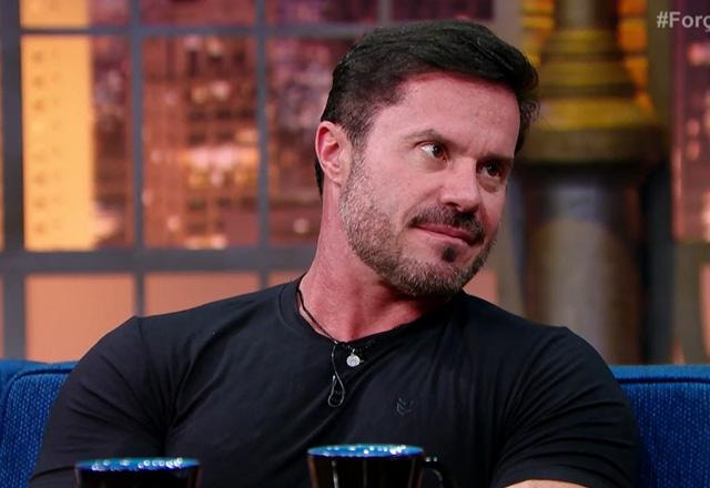 Renato Cariani durante o The Noite.