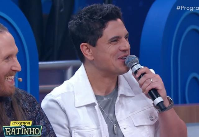 Sertanejo Hugo Pena durante o Programa do Ratinho.