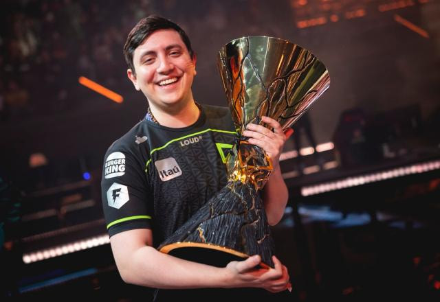 Saadhak com a taça do Valorant Champions 2022