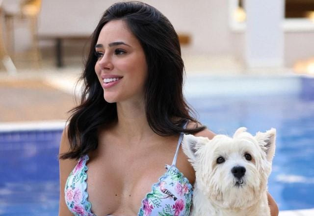 Bruna Biancardi posa com cachorro na beira da piscina