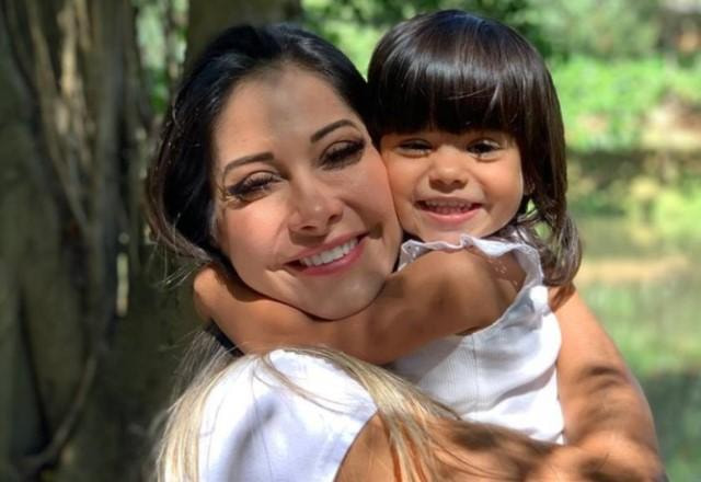 Maíra Cardi posa abraçada com a filha, Sophia