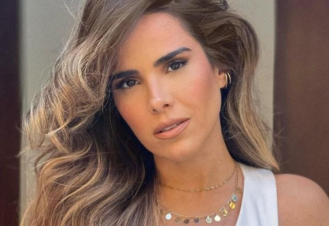 Wanessa posa olhando para a câmera e usando regata branca