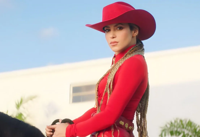 Shakira de vermelho montada em um cavalo durante o clipe de El Jefe