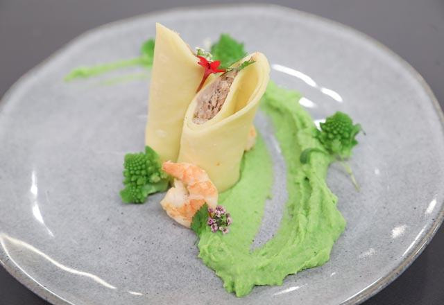 Panqueca de porco e camarão com purê de ervilhas e romanesco