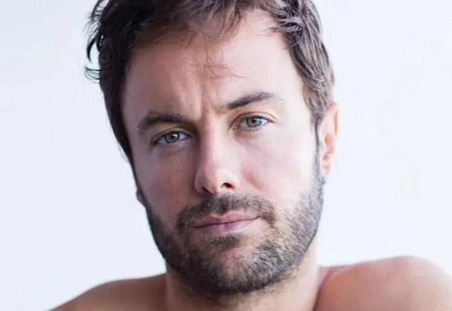 Kayky Brito tira selfie sem camisa e com cara séria