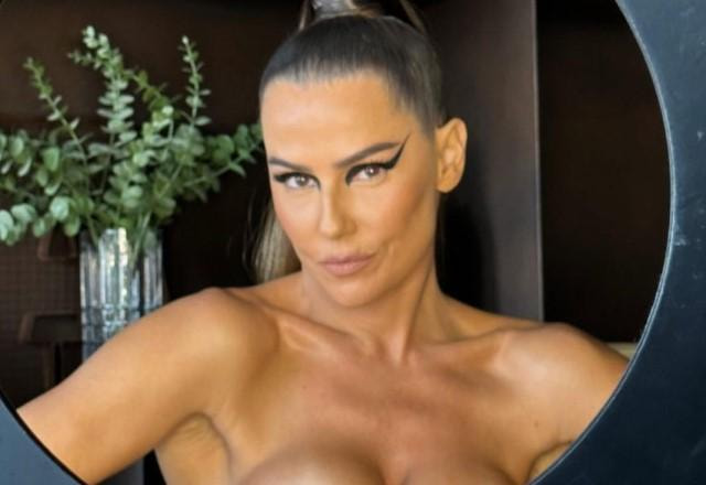 Deborah Secco posa de topless em frente ao espelho