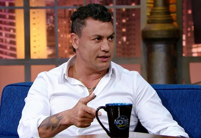 Popó durante o The Noite.