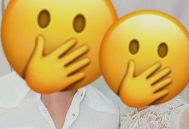 Casal com os rostos cobertos com um emoji