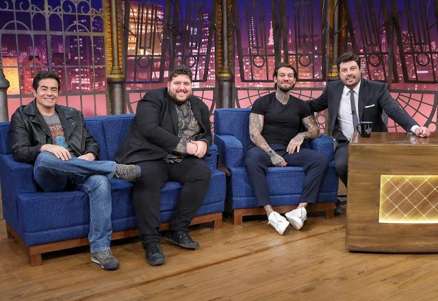 Felipe Folgosi, Felipe Hintze, Lucas Lucco e Danilo Gentili posam juntos para foto.