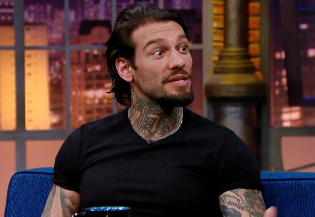 Lucas Lucco durante o The Noite.