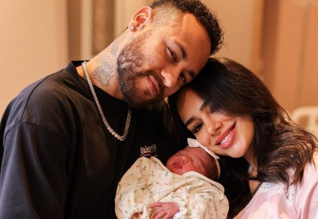 Neymar e Bruna Biancardi posam com Mavie na maternidade