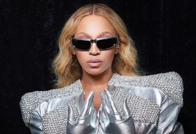 Beyoncé posa usando look todo prata para foto promocional da Renaissance World Tour