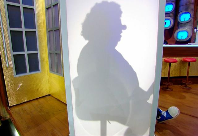 Palhacinho no palco do The Noite.