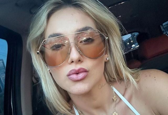 Virginia Fonseca tira selfie fazendo biquinho dentro do carro