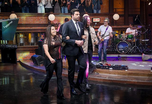 Rayane, Rafaela e Danilo Gentili durante o The Noite.