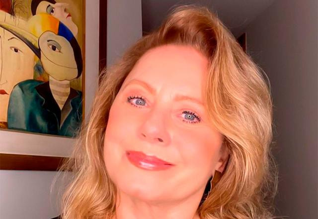 A atriz Vera Fischer em casa