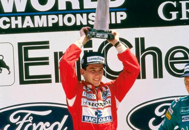 Ayrton Senna levanta um troféu