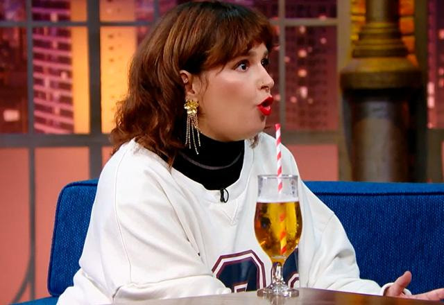 Amanda Ramalho durante o The Noite.