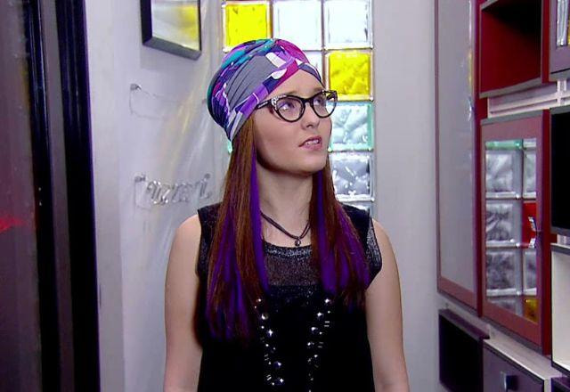 Isabela Junqueira observando seu antigo quarto