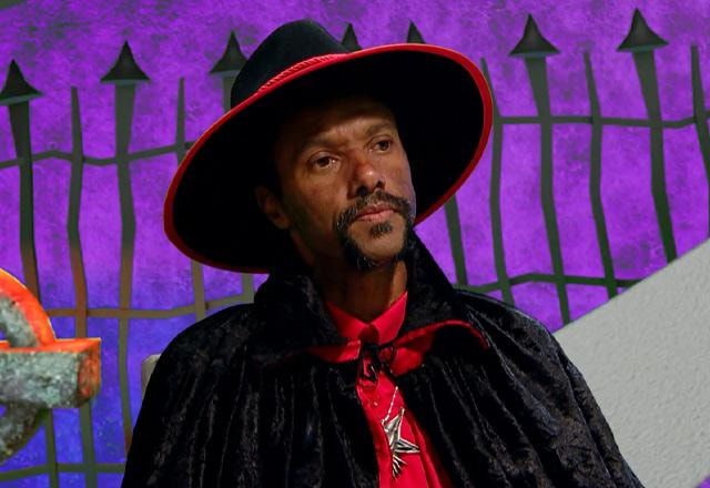 Toninho do Diabo durante o The Noite.