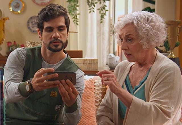 clara e vitor olhando para um celular