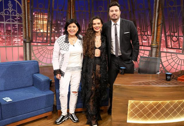 Danilo Gentili, Roberta Miranda e Bia no palco do The Noite