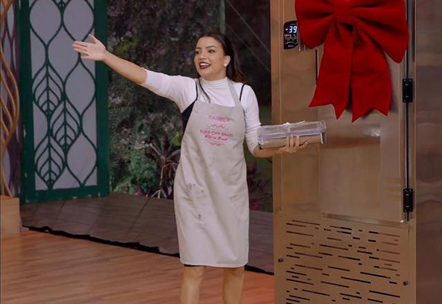 daniela com uma bandeja na mão na frente de um ulta