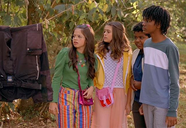 Romeu, Julieta, Nando e Lívia escondidos atrás da barra do Bassânio