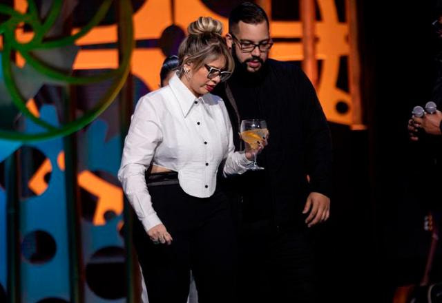 Marilia Mendonça e Henrique juntos no palco