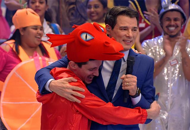 celso abraçando um rapaz vestido de dragão