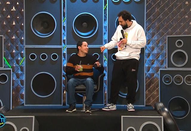 Tom de Moletom e Murilo Couto no palco do The Noite.