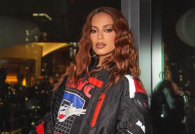 Anitta posa nos bastidores de show
