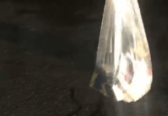 COM FACILIDADE ? LADRÃO ARRANCA PORTA DE VIDRO E FURTA CIGARROS