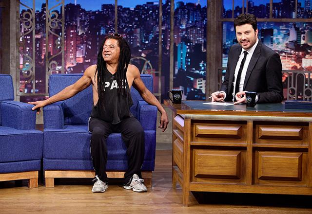 Gil Brother Away e Danilo Gentili durante o The Noite.