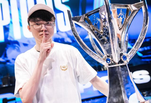 Faker Taça Worlds 2023