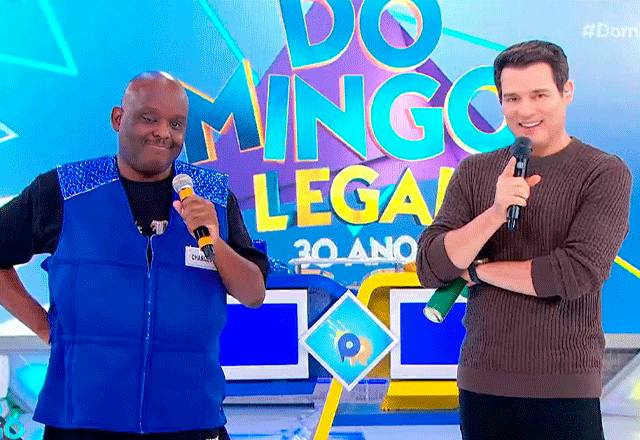 Charles Henriquepédia e Celso Portiolli no palco do Domingo Legal