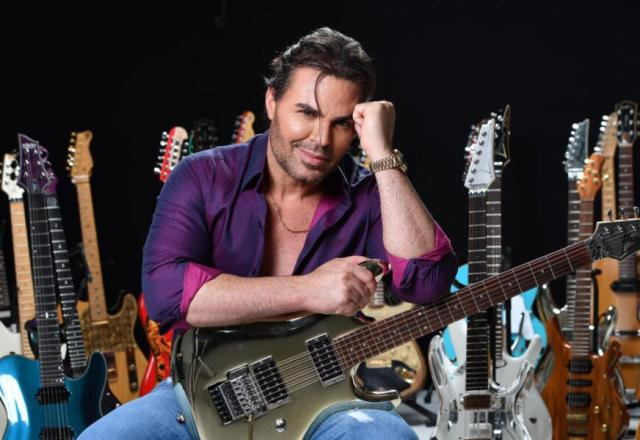 O cantor Eduardo Costa