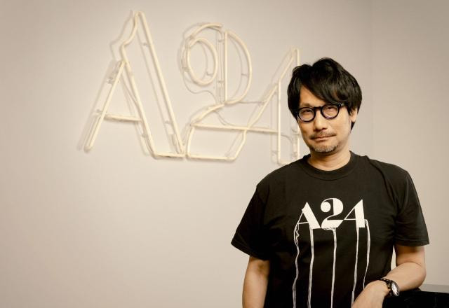 Foto de Hideo Kojima ao lado da logo da A24