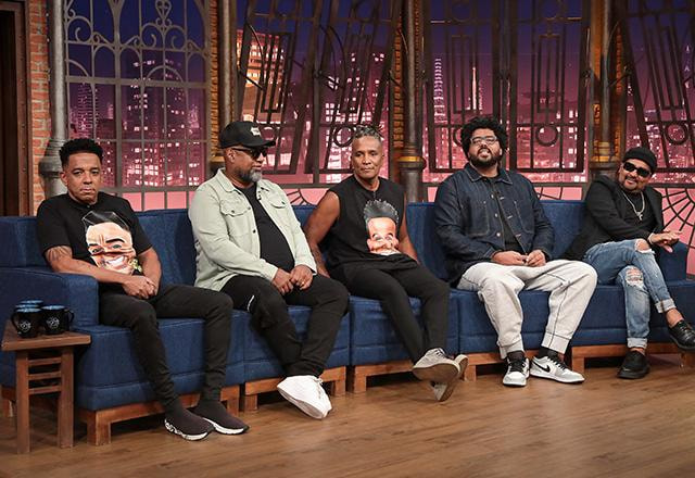 Integrantes do grupo Bom Gosto no The Noite.