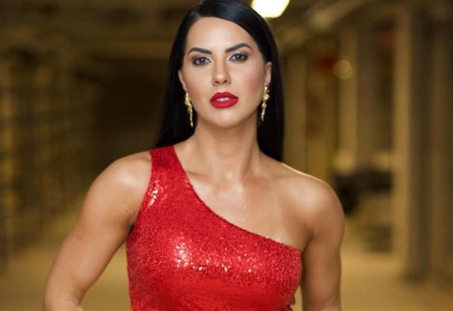 Graciele Lacerda posa de vestido vermelho e batom vermelho