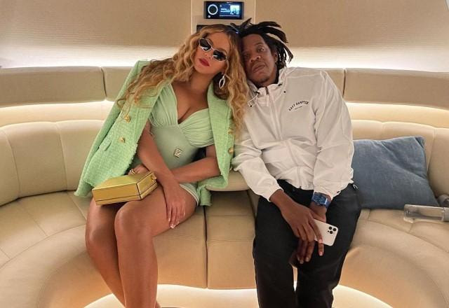 Beyoncé posa sentada ao lado de Jay-Z