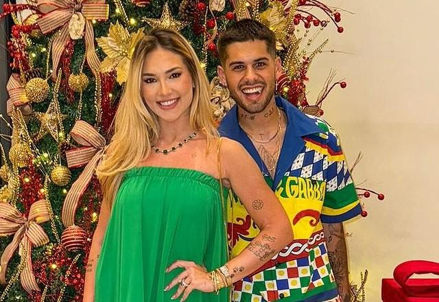 Virginia e Zé Felipe posam sorrindo em frente à árvore de Natal