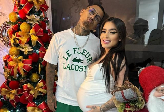 MC Mirella e Dynho Alves posam em frente à árvore de Natal