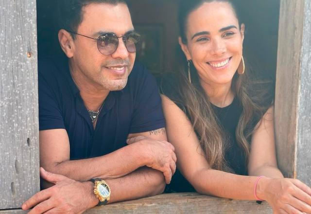 Wanessa Camargo e o pai sorriem juntos em uma sacada