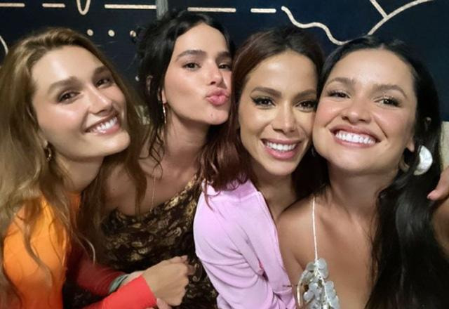 Sasha Meneghel, Bruna Marquezine, Anitta e Juliette posam juntas para foto.